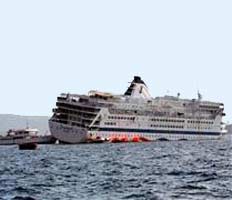 У берегов Греции затонул круизный лайнер