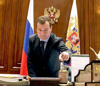 Медведев потребовал пресечь манипуляции в нефтяной сфере