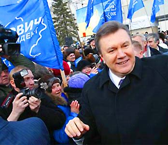 Президентскую гонку на Украине по данным  экзит-полов выиграл Янукович 