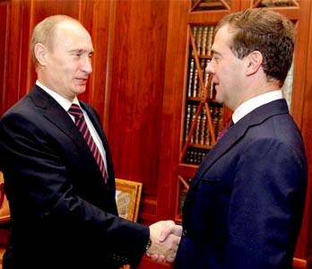 Путин и Медведев не утратили доверия после «горячего» лета