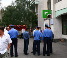 Банкиры Урала пытаются уменьшить ажиотаж среди клиентов с помощью милиции