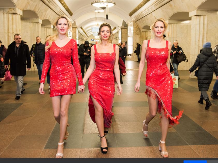 группы Queens поздравили россиянок, выступив для них в метро, а мужчин приз...