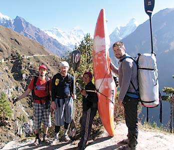 Российские путешественники продвигаются к южной реке Эвереста