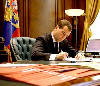 Медведев хочет наказать нерадивых работодателей