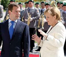 Медведев и Путин поздравили Ангелу Меркель с победой на выборах