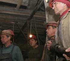В шахту к бастующим уральским рабочим спустятся депутаты Госдумы